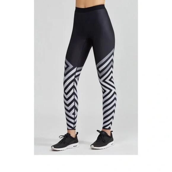 Ultracor Ultra High Legging Warren Stripe Black White Gray Built-In Liner M NWT - Picture 1 of 4